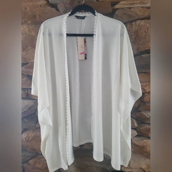 Dokotoo Sweaters - White Open-Front Kimono Cardigan NWT